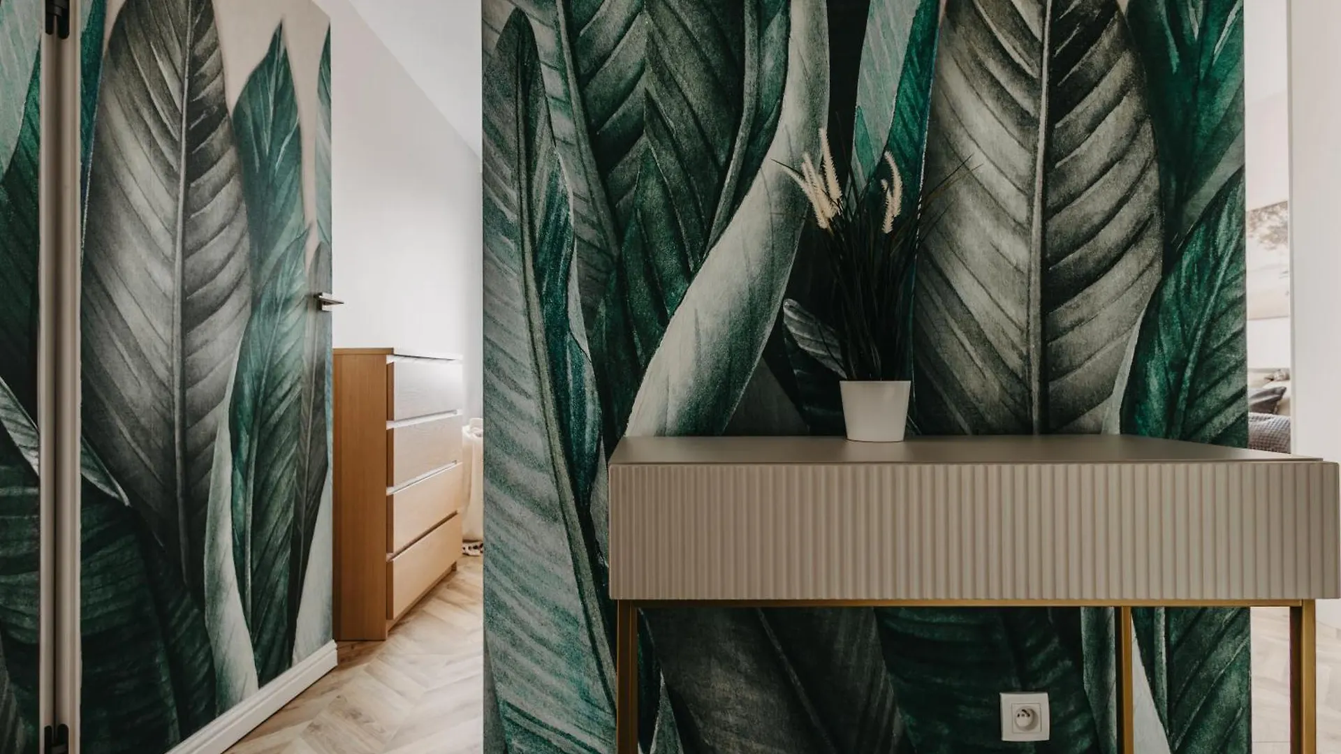 Balcony & Parking, Modern Elegant Apartment! Near Tram Wrocław 0*,  Polen