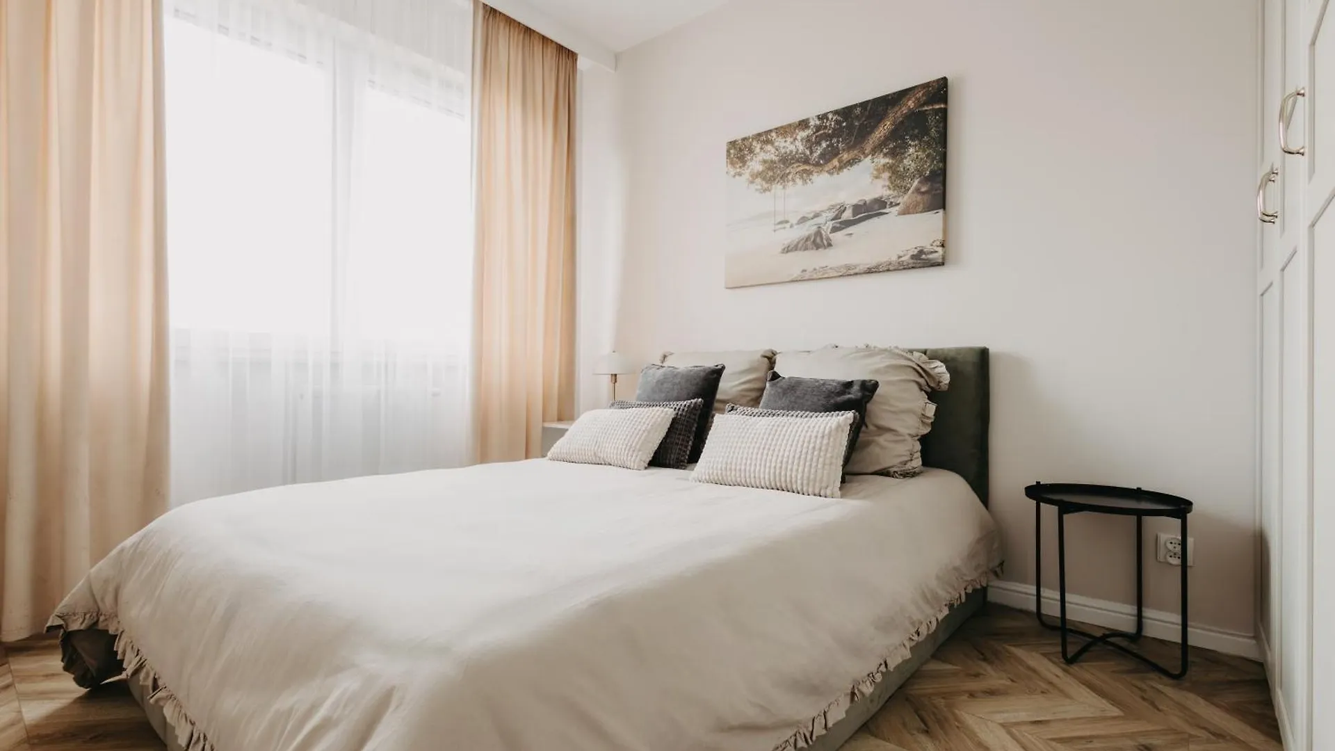 Balcony & Parking, Modern Elegant Apartment! Near Tram Wrocław Lejlighed