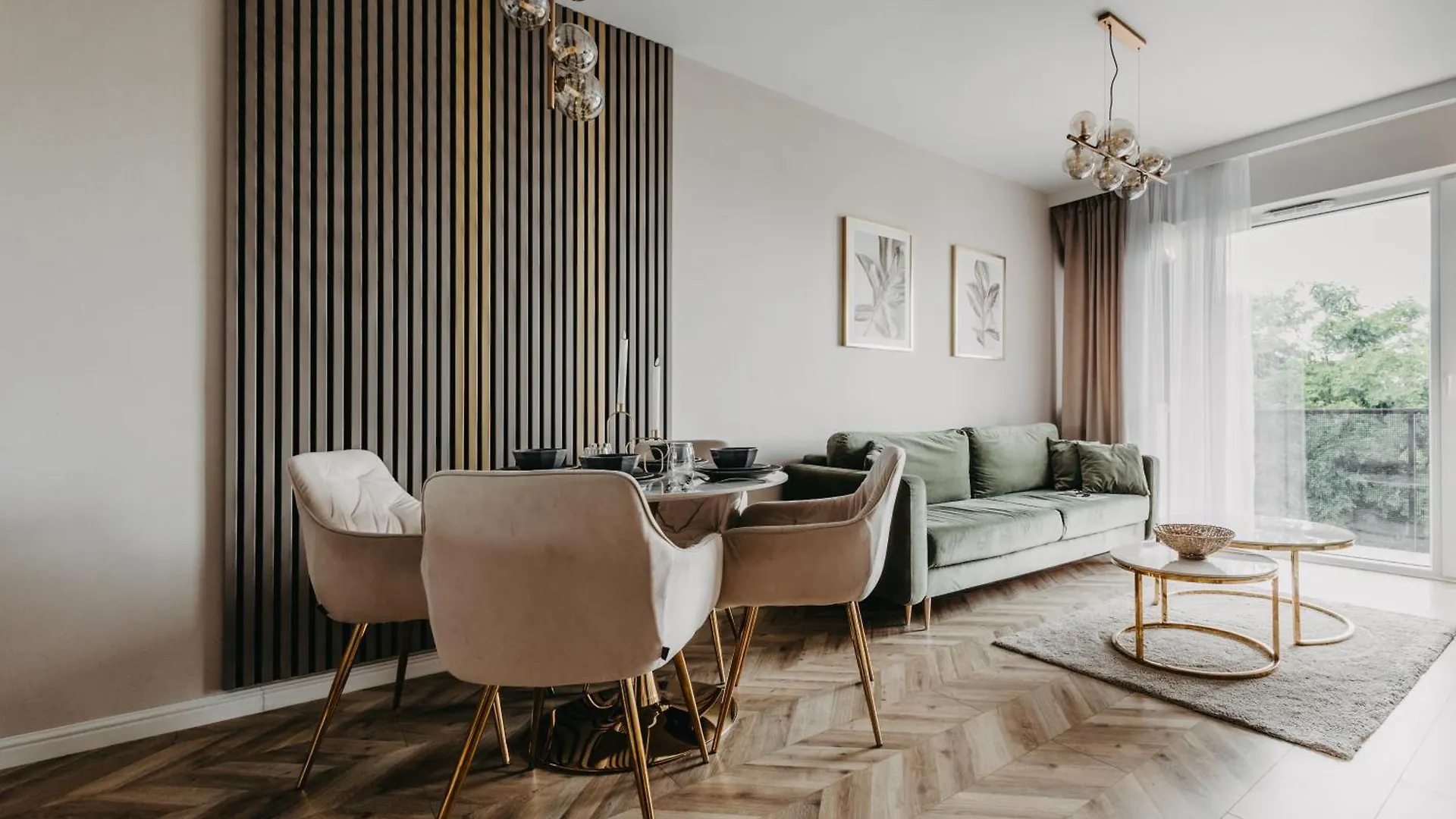 Balcony & Parking, Modern Elegant Apartment! Near Tram Wrocław Lejlighed
