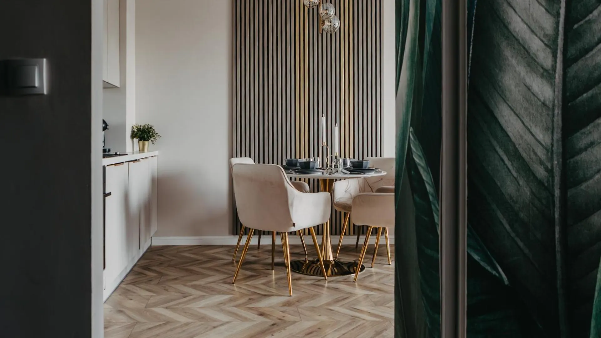 Balcony & Parking, Modern Elegant Apartment! Near Tram Wrocław