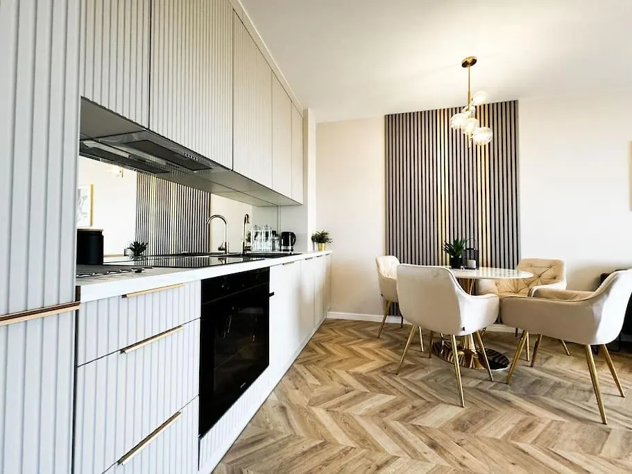 Balcony & Parking, Modern Elegant Apartment! Near Tram Breslau 0*,  Polen