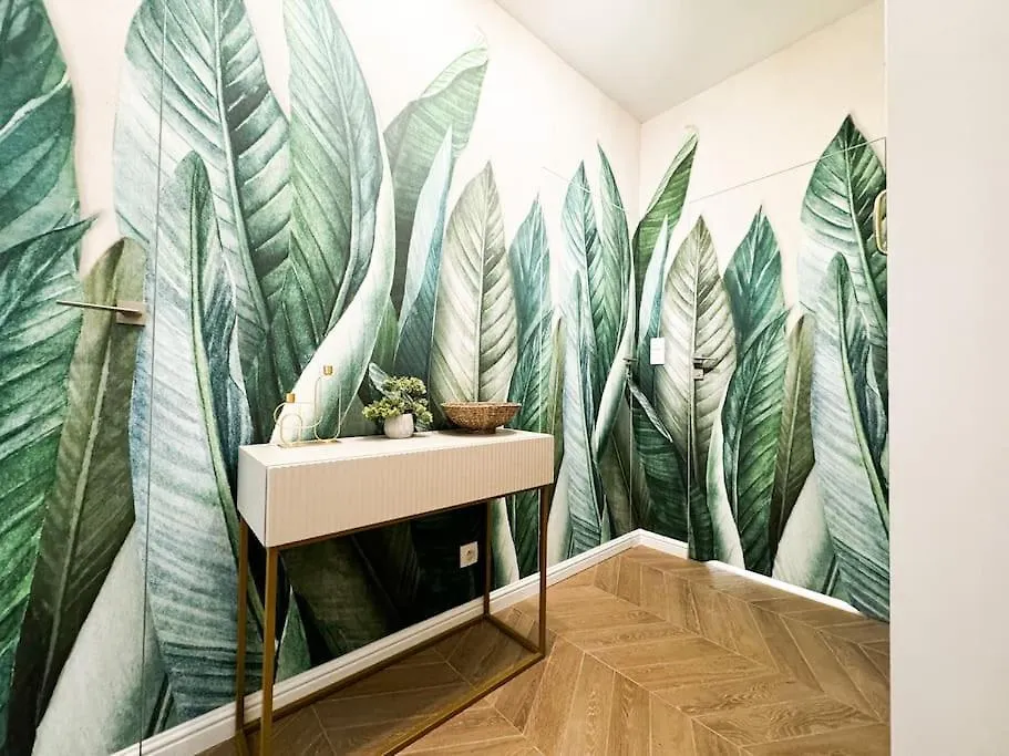 Balcony & Parking, Modern Elegant Apartment! Near Tram Breslau