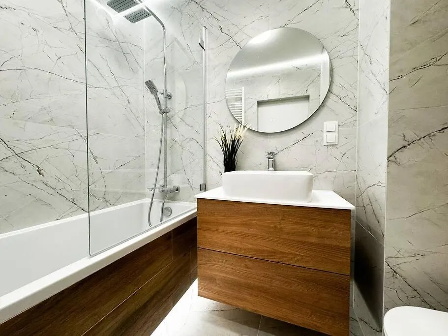 Balcony & Parking, Modern Elegant Apartment! Near Tram Breslau