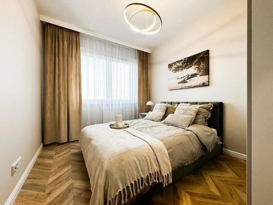 Apartment Balcony & Parking, Modern Elegant Apartment! Near Tram Breslau